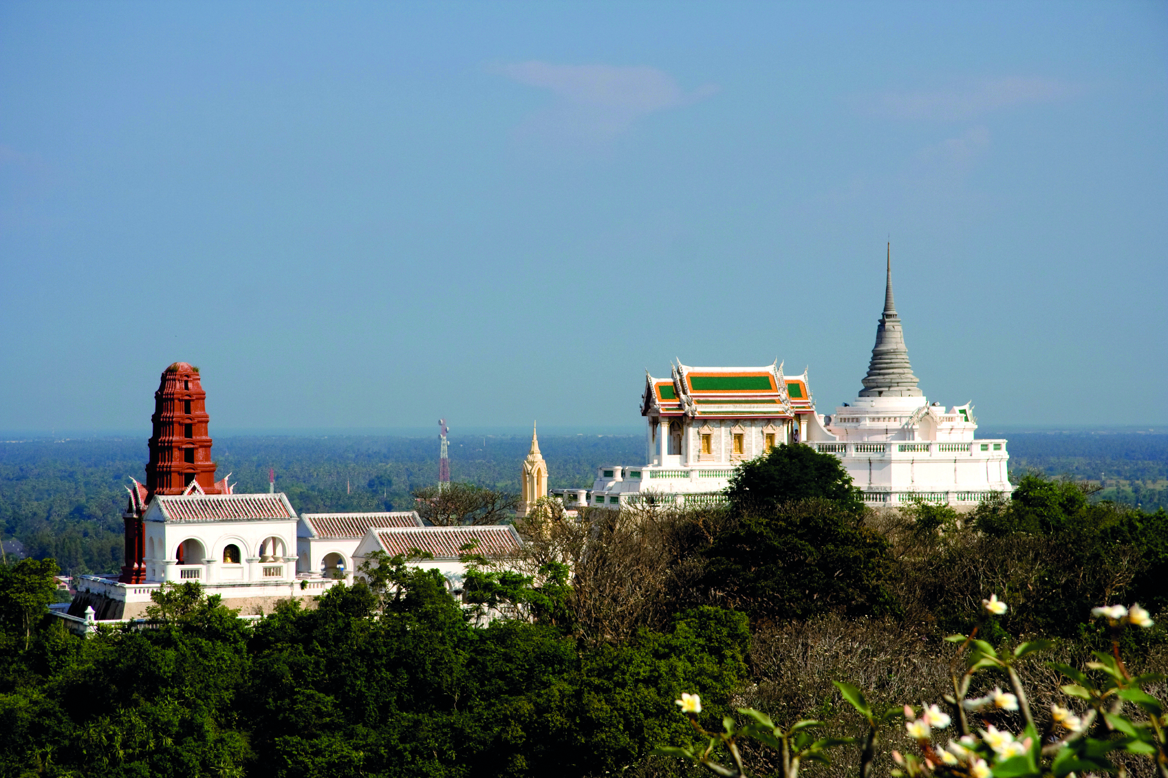 View of Wat Maha Samanaram from the royal observatory on Khao Wa Frá þjóðgörðum í grænu og bláu